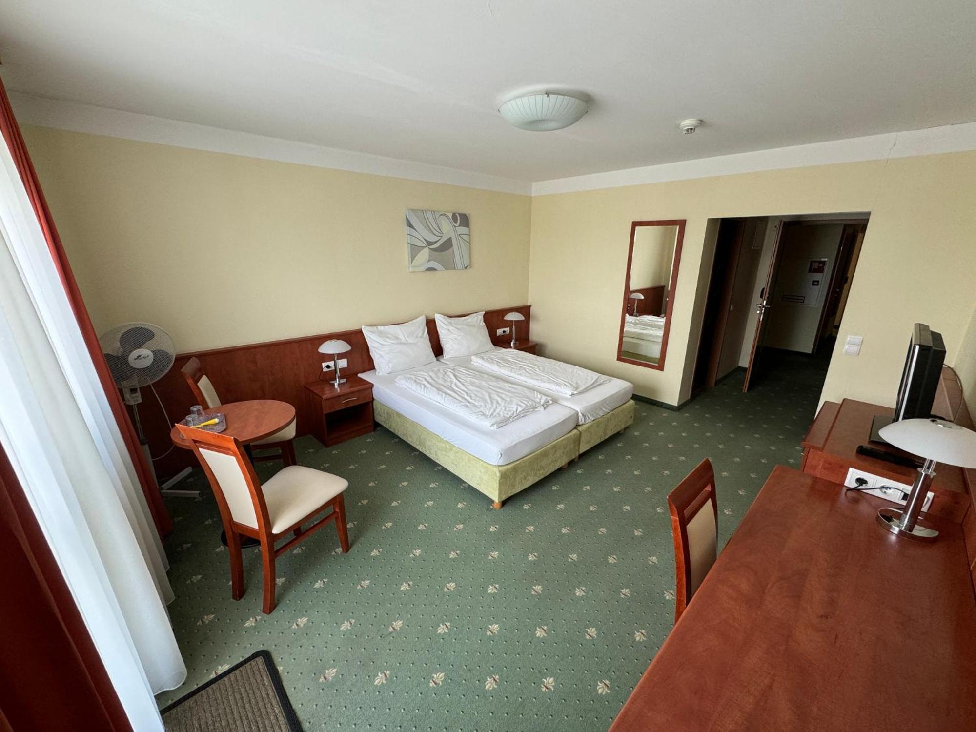 Hotel Breitenlee Відень Екстер'єр фото
